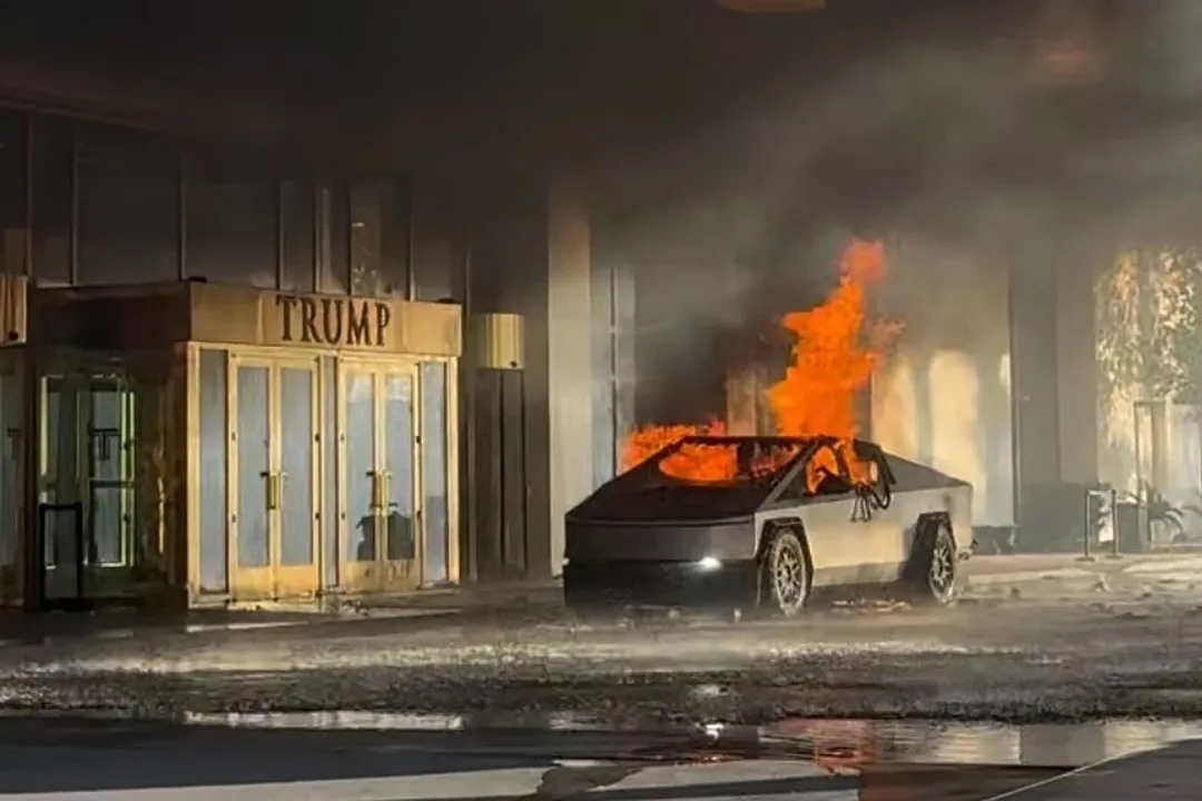 Cybertruck on fire in front of a Trump hotel 